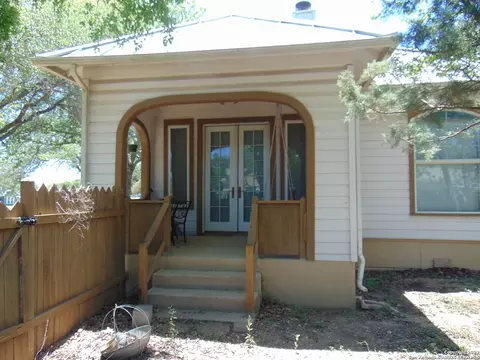 Exterior - 815 N Getty, Uvalde, TX 78801 photo 11 of 13