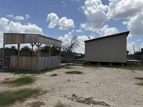 Exterior - 7002 County Road 4514, Devine, TX 78016 photo 5 of 7