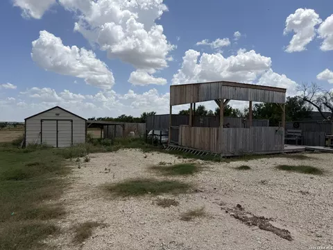 Exterior - 7002 County Road 4514, Devine, TX 78016 photo 6 of 7