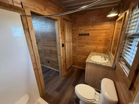 Bath - 7002 County Road 4514, Devine, TX 78016 photo 3 of 3