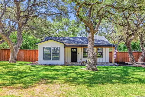 221 W Highland Dr, Boerne, TX 78006