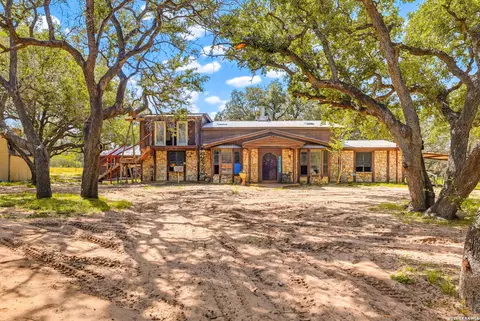 339 Shady Oaks Dr, Floresville, TX 78114