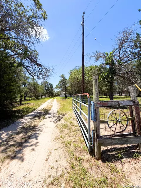 237 Sandy Oaks Dr, Seguin, TX 78155