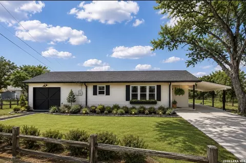 714 Orange St, Jourdanton, TX 78026
