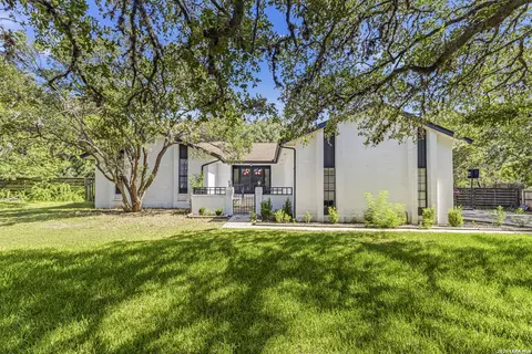 8621 Classic Oaks Ln, San Antonio, TX 78255