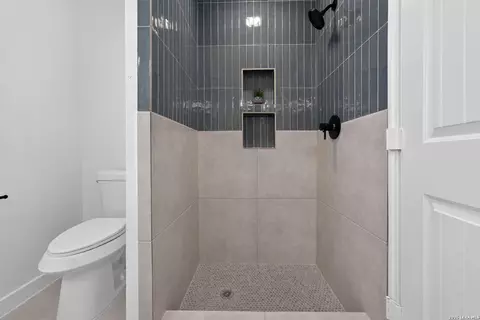 Bath - 721 Balfour Dr, Windcrest, TX 78239 photo 2 of 5