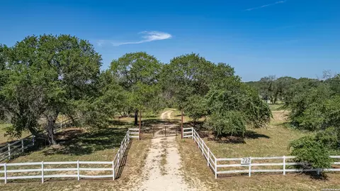 727 Eagle Creek Dr, Floresville, TX 78114
