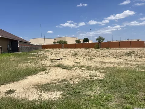 3496 Cory Cir, Eagle Pass, TX 78852 photo 3