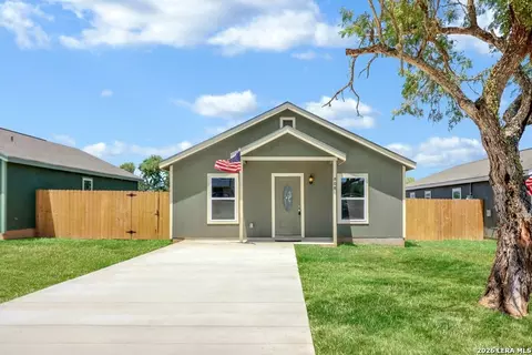 808 E 6th St, Nixon, TX 78140