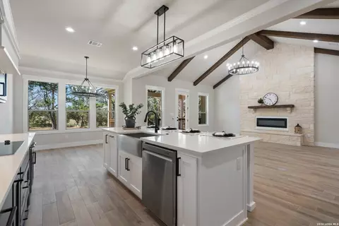 Kitchen - 333 Eagle Rock Rd, Spring Branch, TX 78070 photo 6 of 7