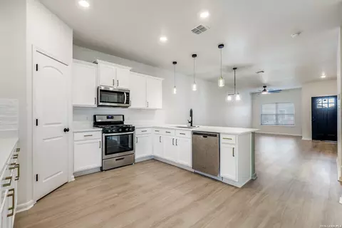 Kitchen - 15115 Escalante Pass, Von Ormy, TX 78073 photo 1 of 2
