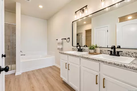 Bath - 15115 Escalante Pass, Von Ormy, TX 78073 photo 1 of 3