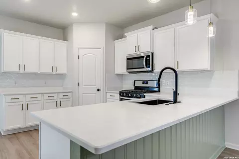 Kitchen - 15115 Escalante Pass, Von Ormy, TX 78073 photo 2 of 2