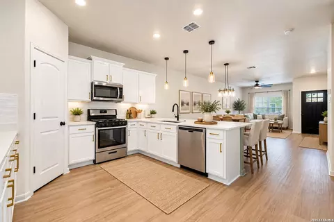 Kitchen - 15115 Escalante Pass, Von Ormy, TX 78073 photo 2 of 3