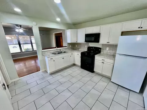 111 Edgebrook Ln, San Antonio, TX 78213