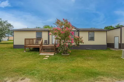 200 W Elwood St, Falls City, TX 78113