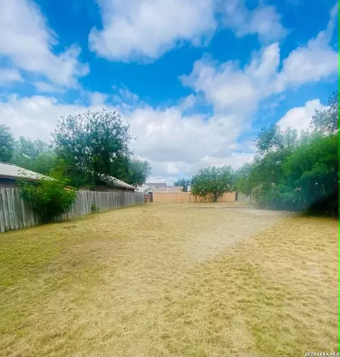 787 E Webster St, Eagle Pass, TX 78852 photo 3