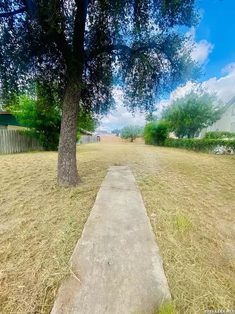 787 E Webster St, Eagle Pass, TX 78852 photo 2