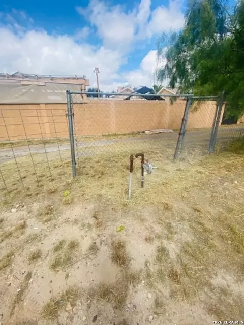 787 E Webster St, Eagle Pass, TX 78852 photo 5