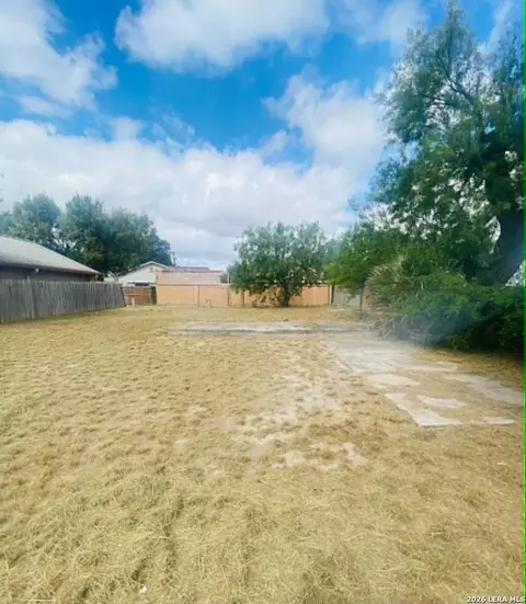 787 E Webster St, Eagle Pass, TX 78852 photo 4