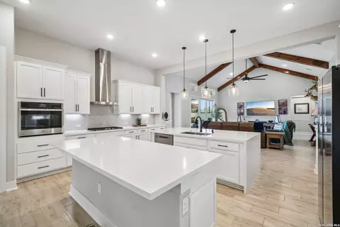209 Englewood Ln, Castroville, TX 78009
