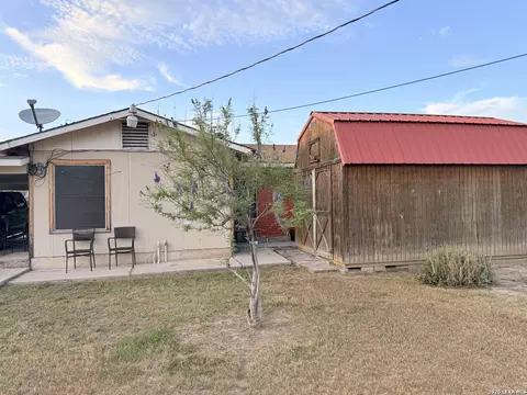 2362 Stanley Dr, Eagle Pass, TX 78852 photo 2