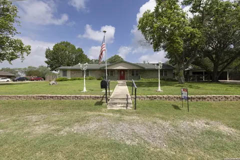 601 Poplar St, Jourdanton, TX 78026