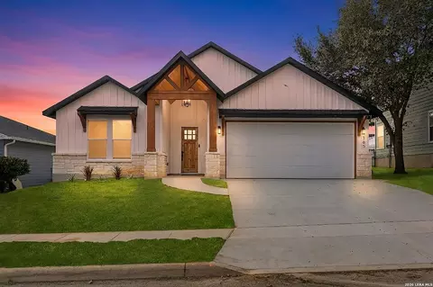 165 Whitewing Way, Floresville, TX 78114