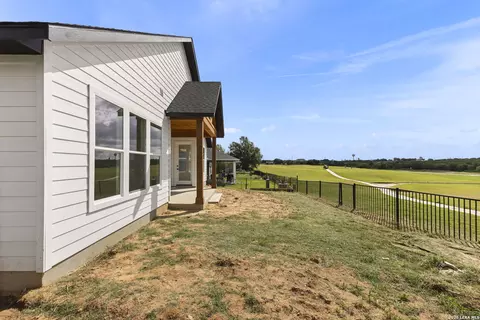 165 Whitewing Way, Floresville, TX 78114
