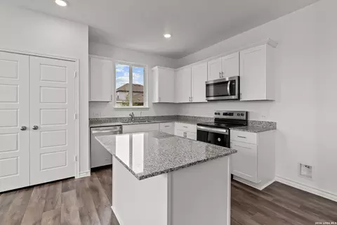 Kitchen - 1223 Toro Playa, Converse, TX 78109 photo 5 of 6