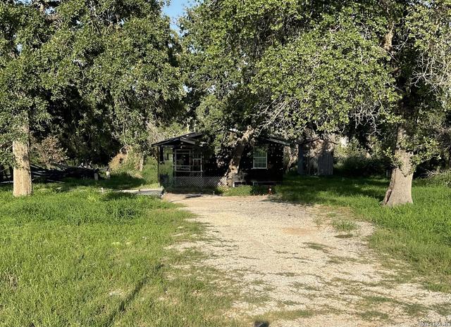 127 Little Creek Dr, Floresville, TX 78114