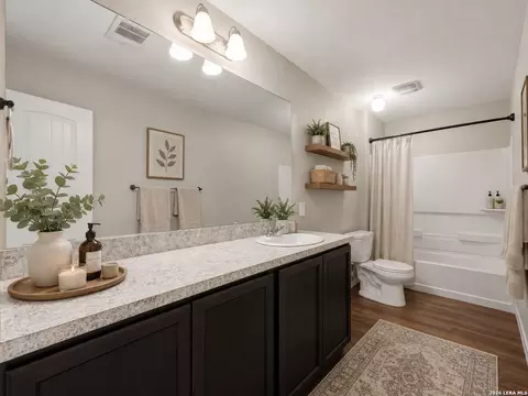 Bath - 4714 Everett Loop, Converse, TX 78109 photo 2 of 3