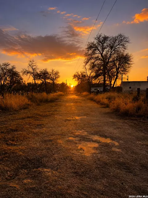 122 Woodcrest Rd, Somerset, TX 78069