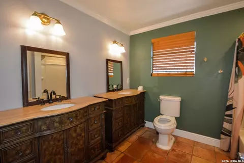 Bath - 984 County Road 357, Utopia, TX 78884 photo 1 of 2