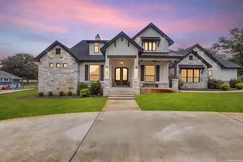 121 N Tranquility Dr, La Vernia, TX 78121
