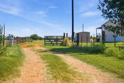 1100 County Road 669, Devine, TX 78016 photo 28