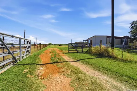 1100 County Road 669, Devine, TX 78016 photo 27