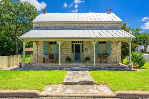 419 W San Antonio St, Fredericksburg, TX 78624