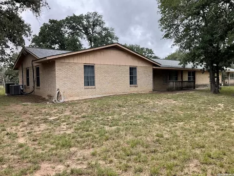 2043 Bentwood, Floresville, TX 78114