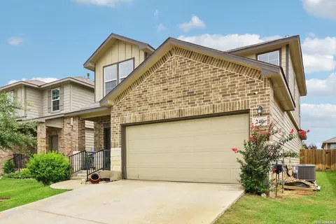 240 Middle Grn, Floresville, TX 78114