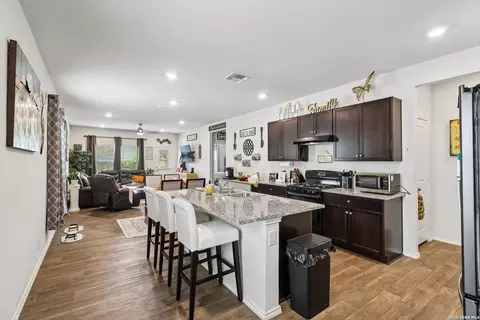 240 Middle Grn, Floresville, TX 78114