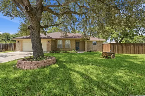 632 E Donegan, Seguin, TX 78155