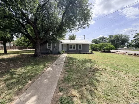 1404 N Main St, Pleasanton, TX 78064