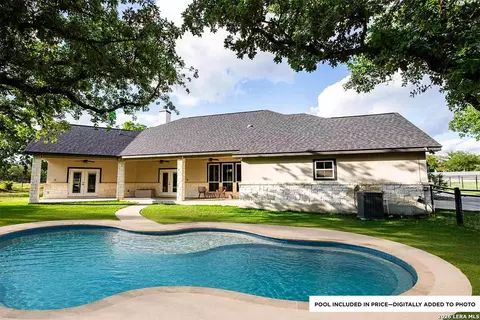 164 Crescent Rdg, Adkins, TX 78101