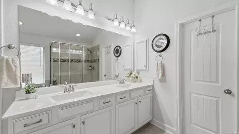Bath - 525 Concerto Ct, Spring Branch, TX 78070 photo 4 of 6