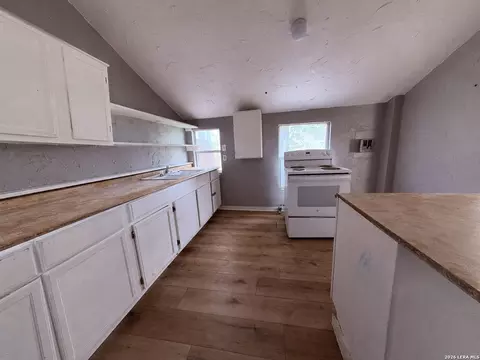 Kitchen - 897 Zig Zag Ave, Devine, TX 78016 photo 3 of 4