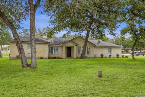 400 Quail Rdg, La Vernia, TX 78121