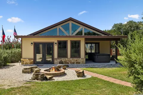 1355 Broad Oak Dr, Bandera, TX 78003