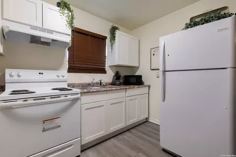 Kitchen - 391 Riverside UNIT 23, Eagle Pass, TX 78852 photo 2 of 2