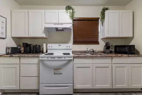 Kitchen - 391 Riverside UNIT 23, Eagle Pass, TX 78852 photo 1 of 2